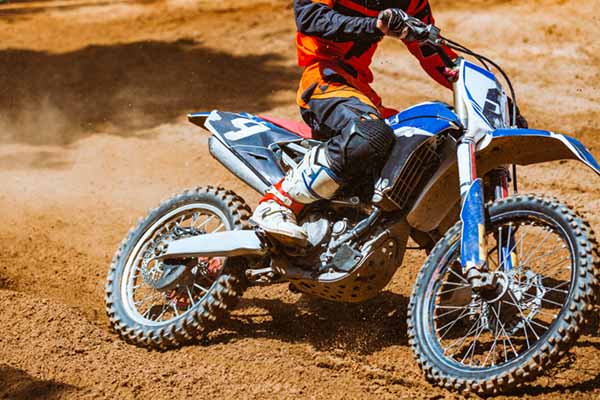 Tutore ginocchiera tecnologica per il motocross e l' e-bike